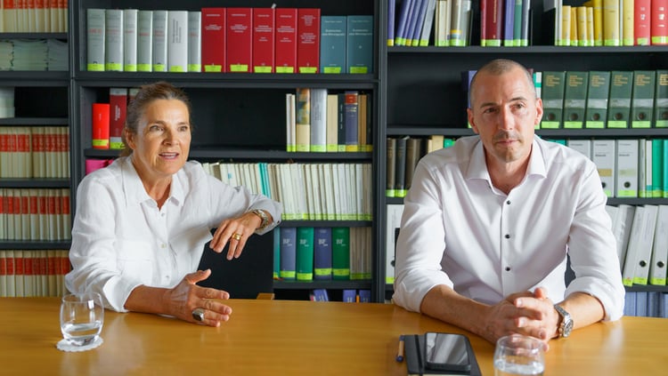 Cornelia Studinger (l.) und Andreas Barfuss vom Schweizerischen Bankenombudsman