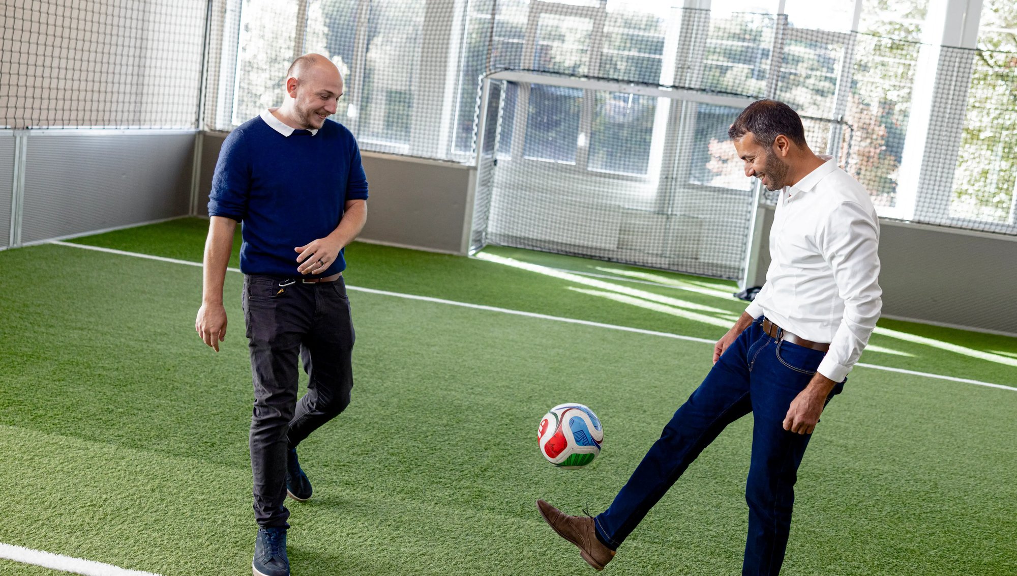Amin und Donato spielen Fussball