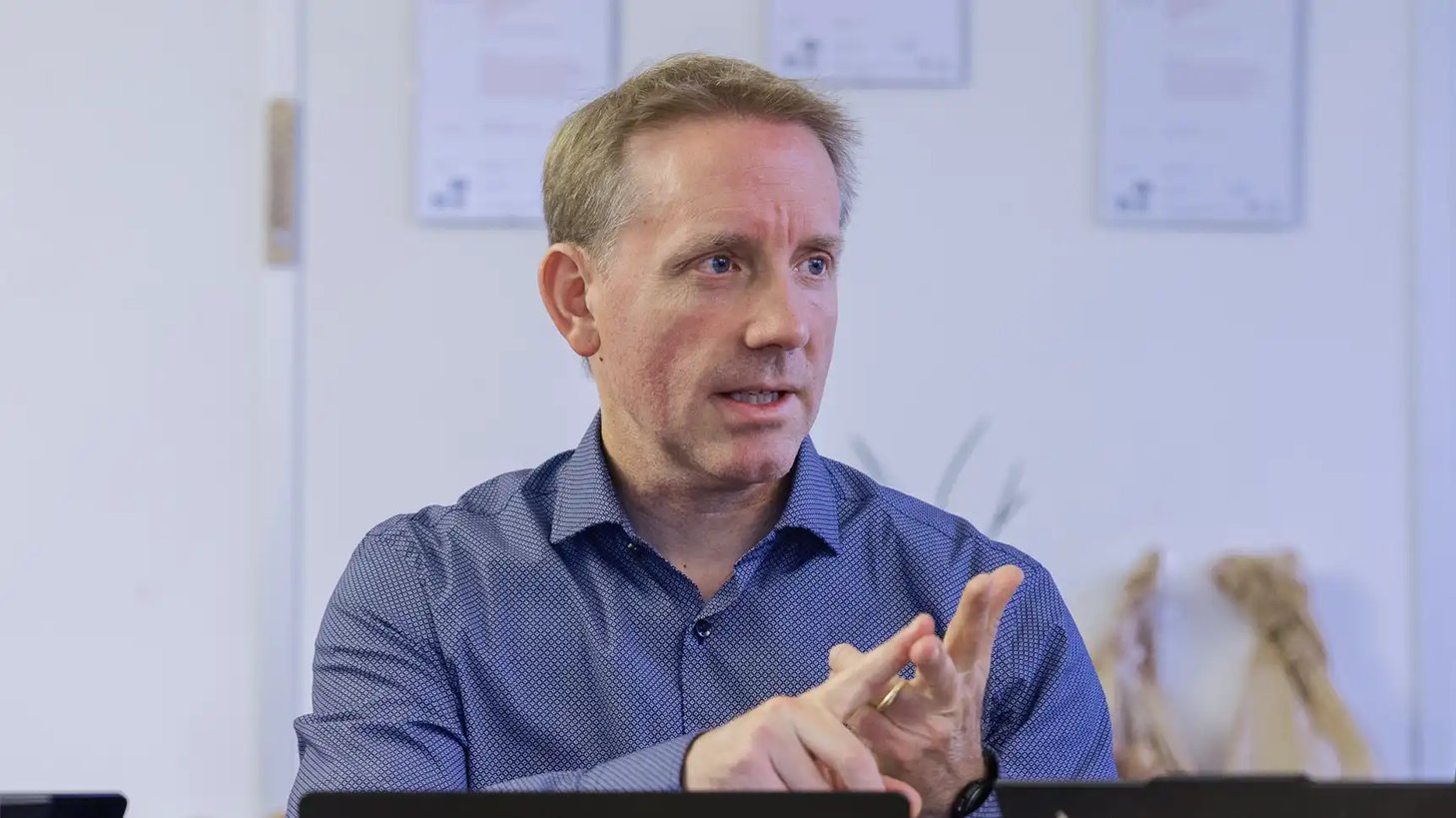 Andreas Ressnig CCO der GLAUX GROUP ineinem blau gemusterten Hemd