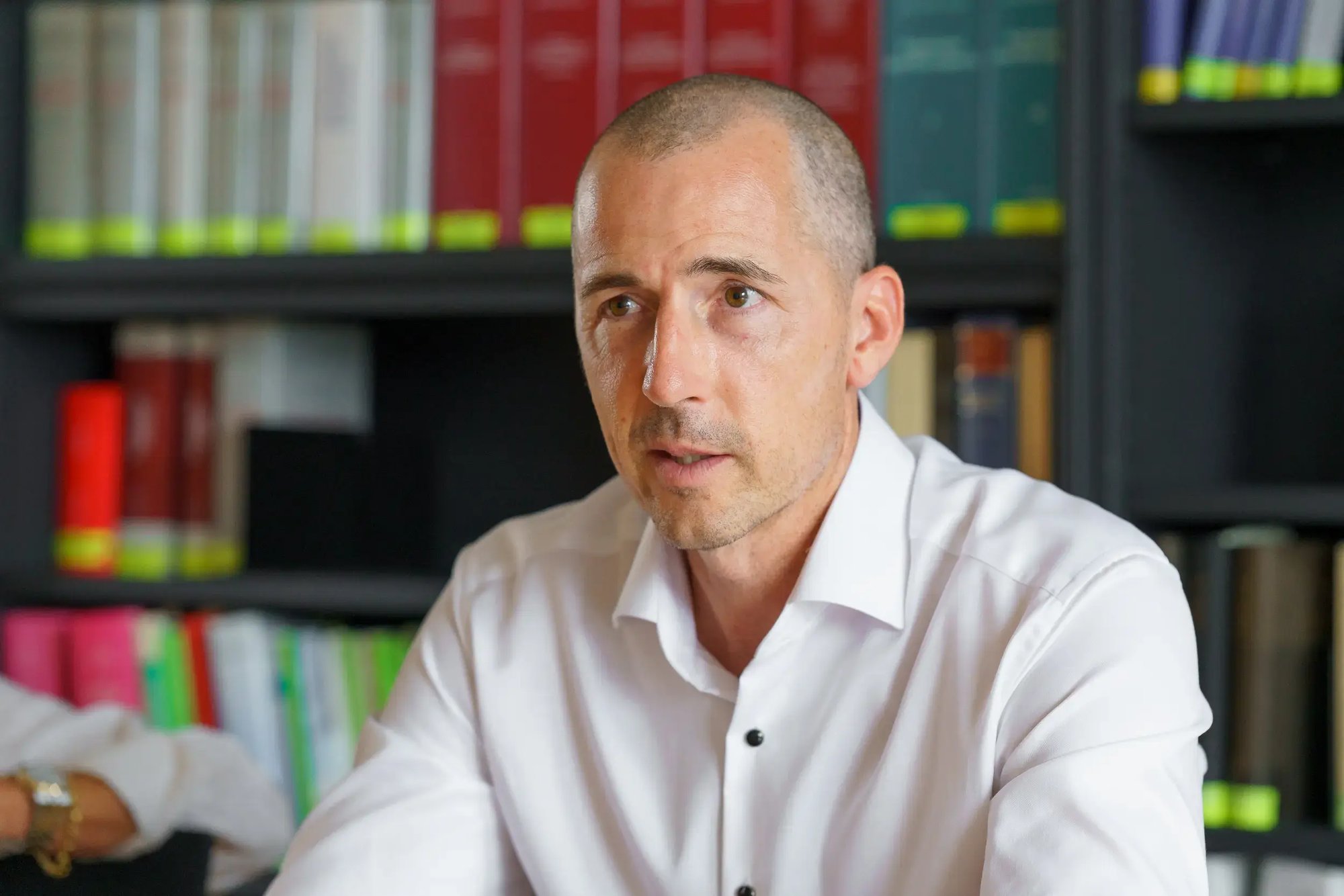 Andreas Barfuss Bankenombudsman in weissem Hemd