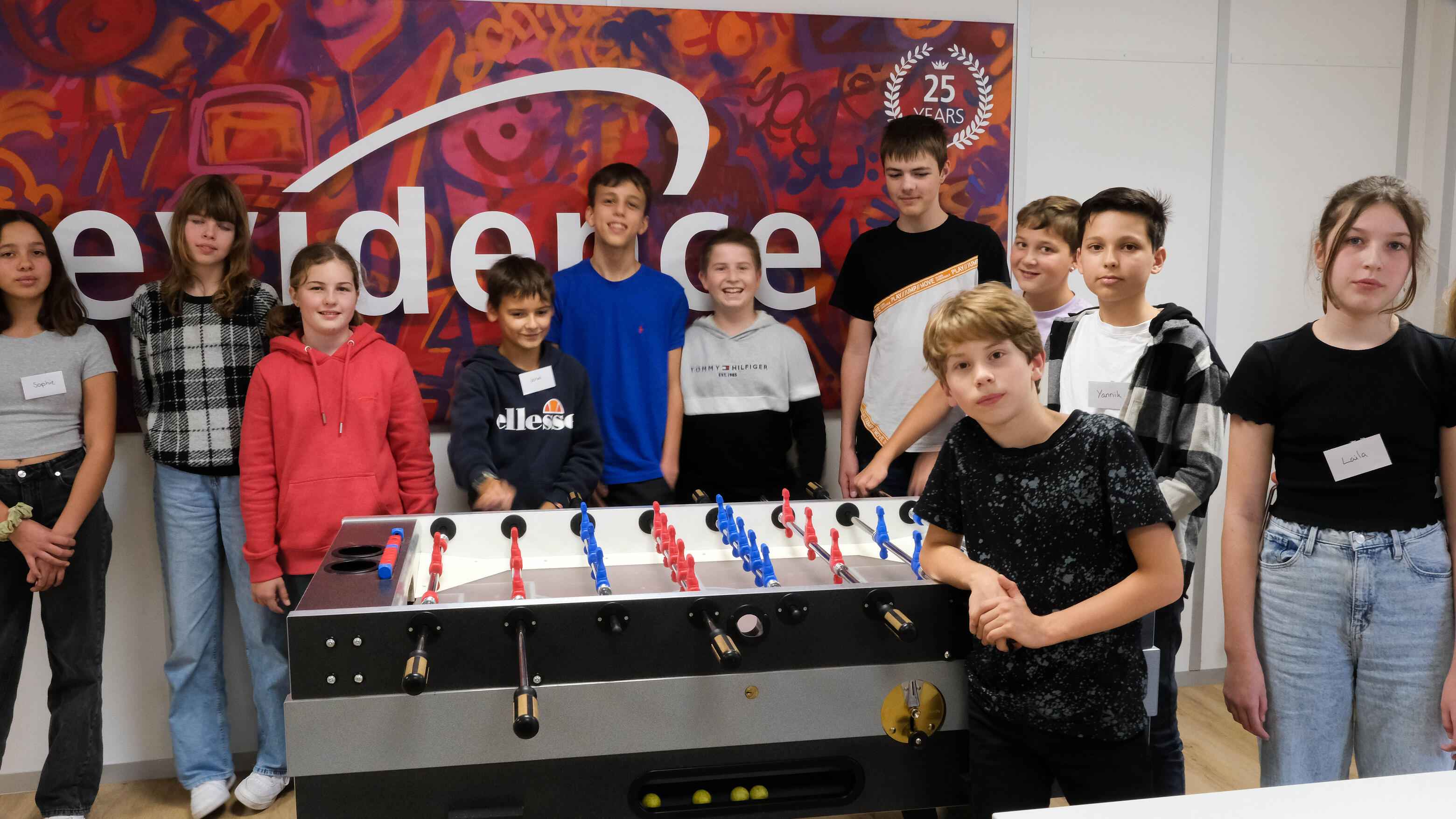 Zukunftstag 2022 - Gruppenfoto, 13 Jungen und Mädchen im alter zwischen 10 und 13 Jahren