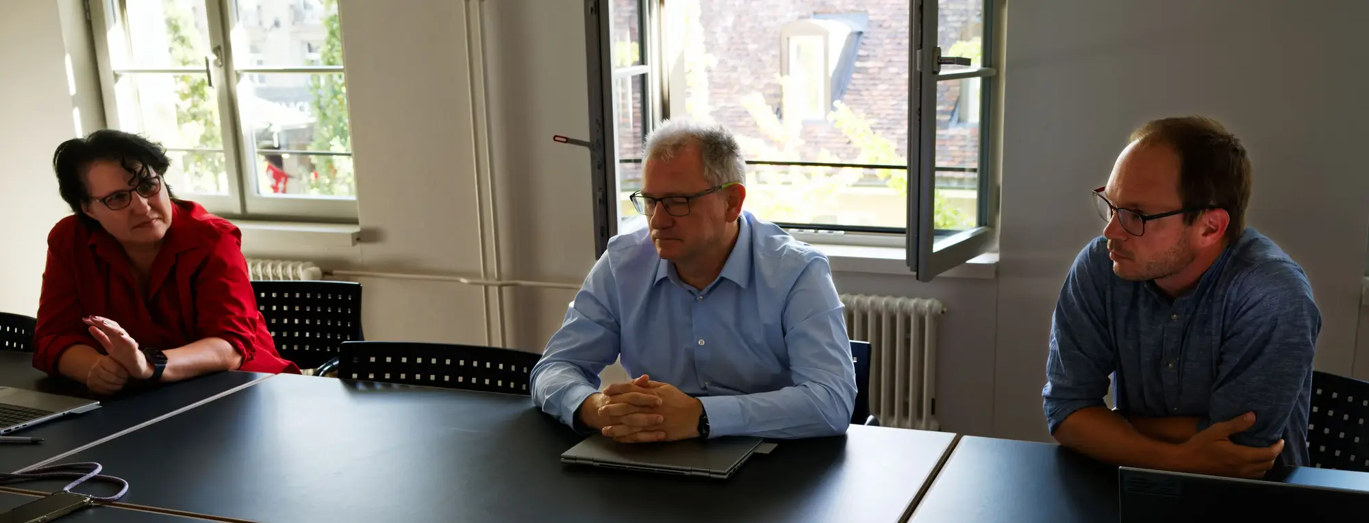 Rita Crameri, Jürg Treichler, Michael Burkhalter sitzen an einem Sitzungstisch