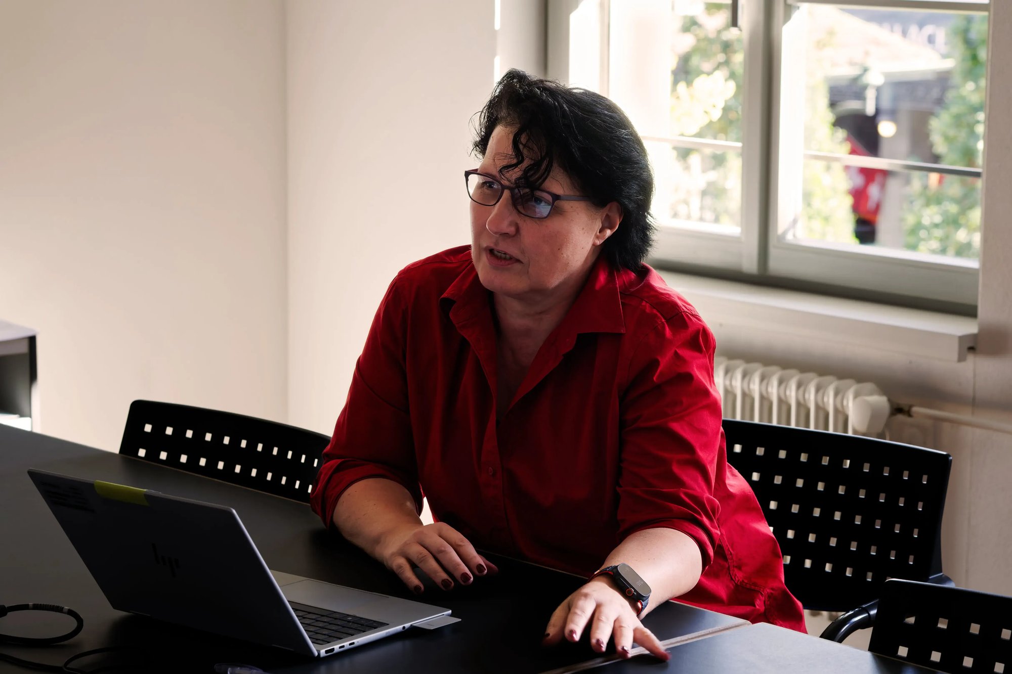 Rita Crameri, responsable générale du projet « eSubventions », vêtue d'un chemisier rouge