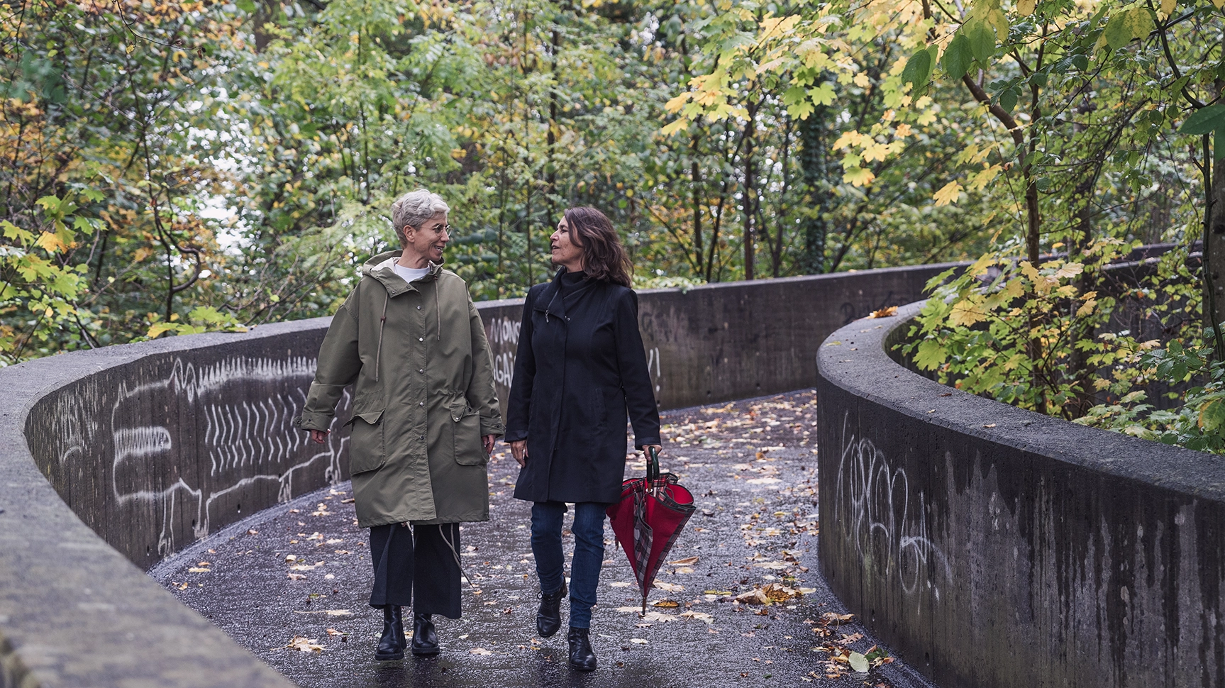 Tanja Kammermann und Caroline Bagnoud bei einem Waldspaziergang