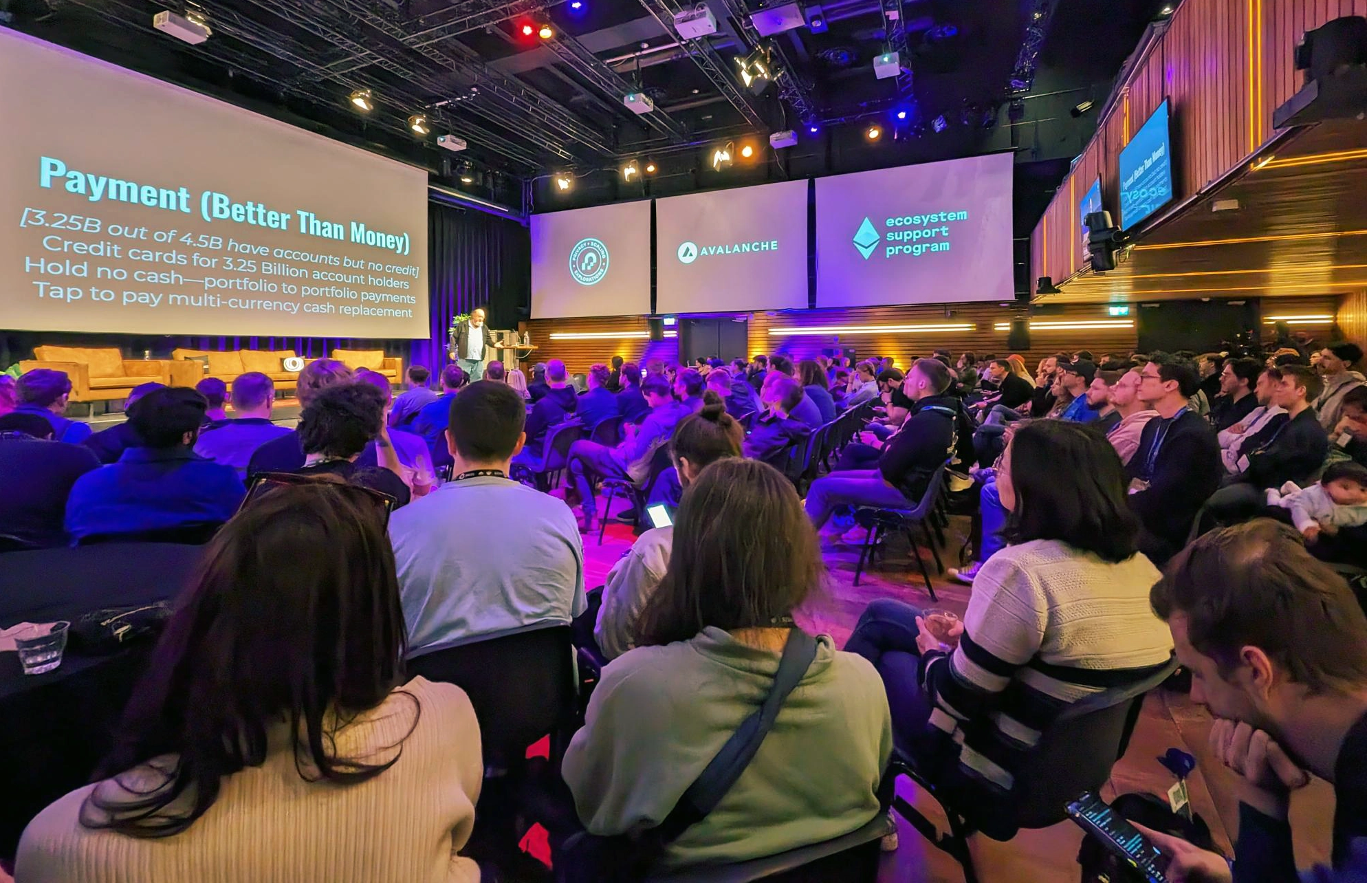 Blick in die Haupthalle am Hackathon in Amsterdam