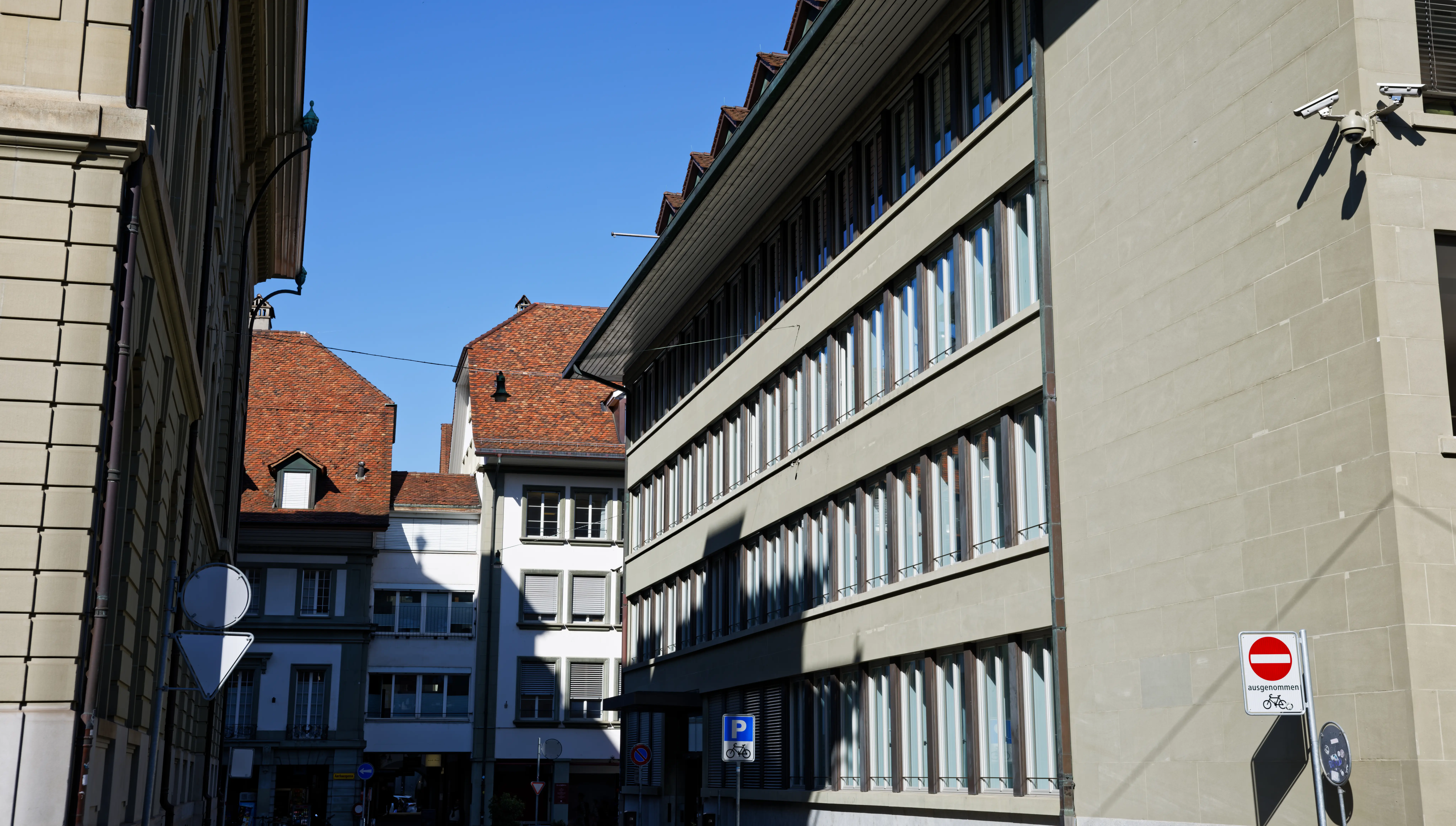 Eingang GS-EDI an der Inselgasse in Bern