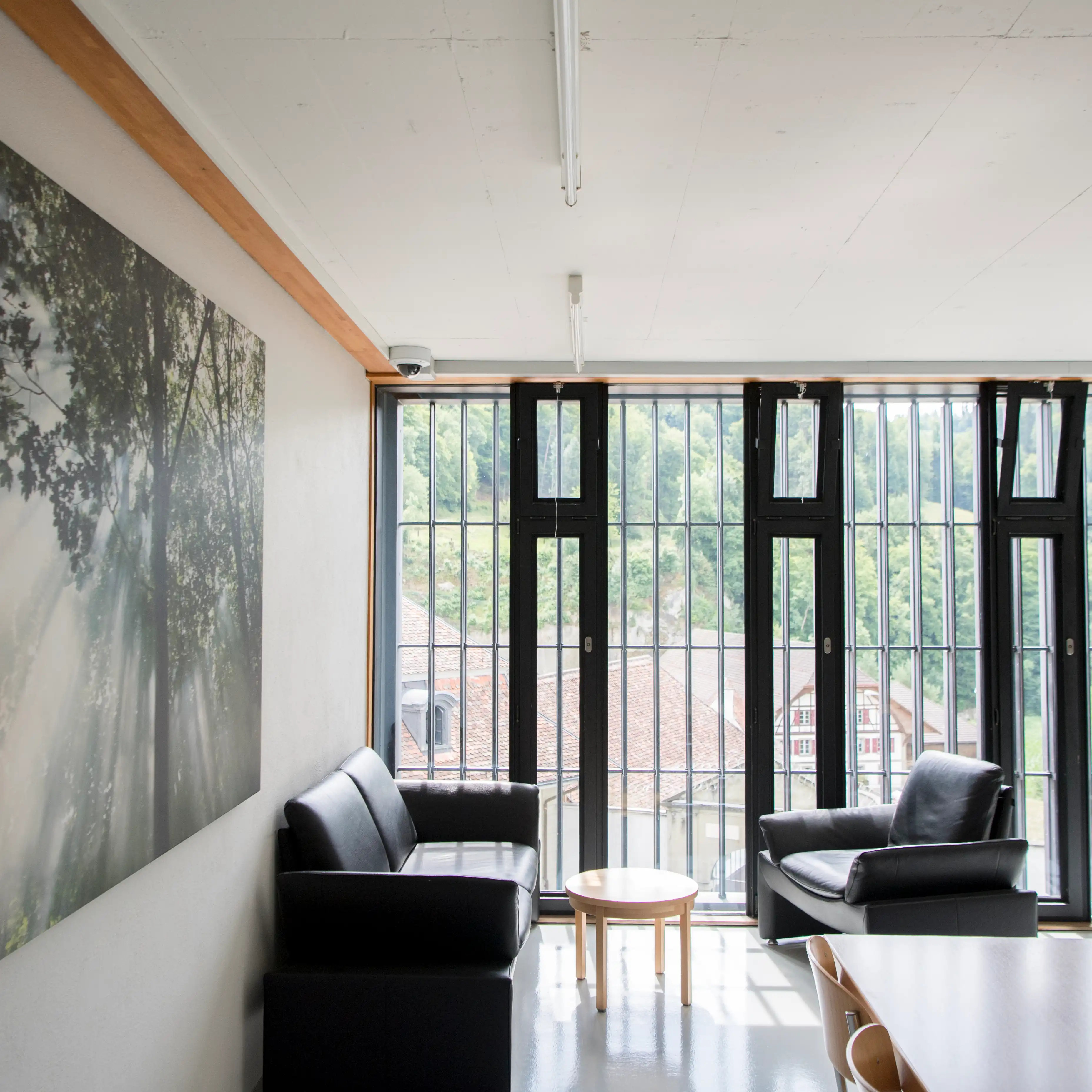 Blick auf ein Fenster mit Gitterstäben