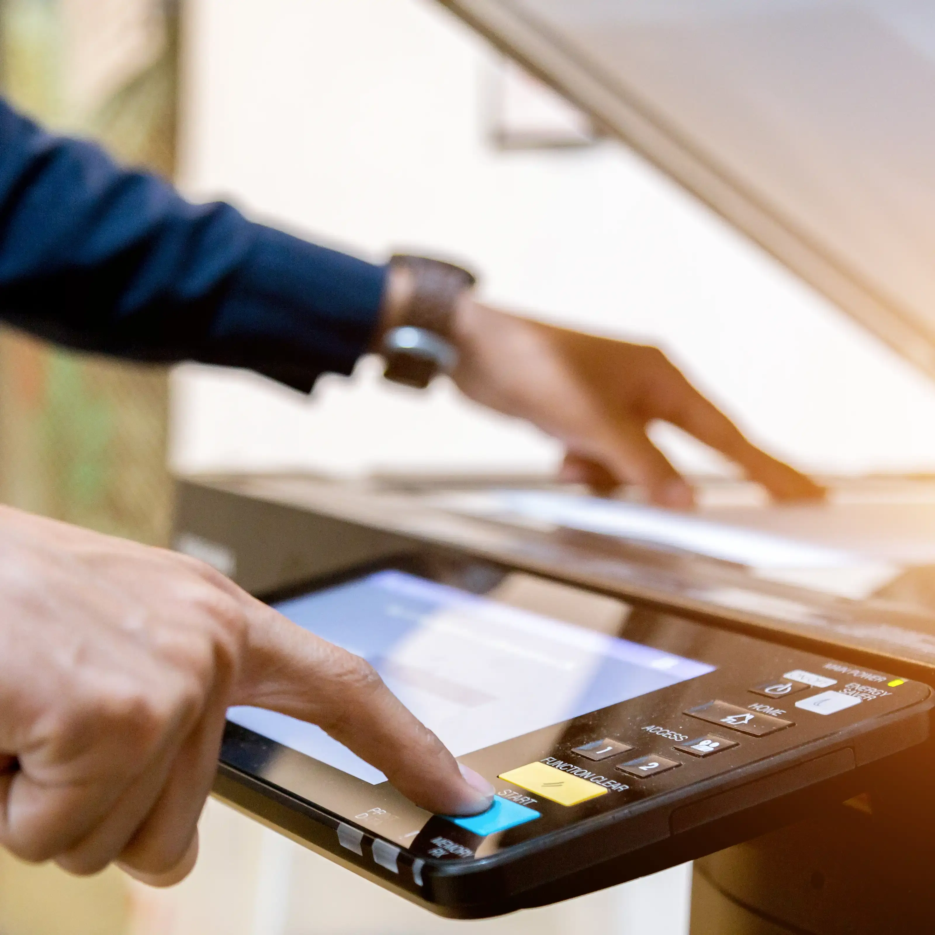 Mann scannt ein Dokument