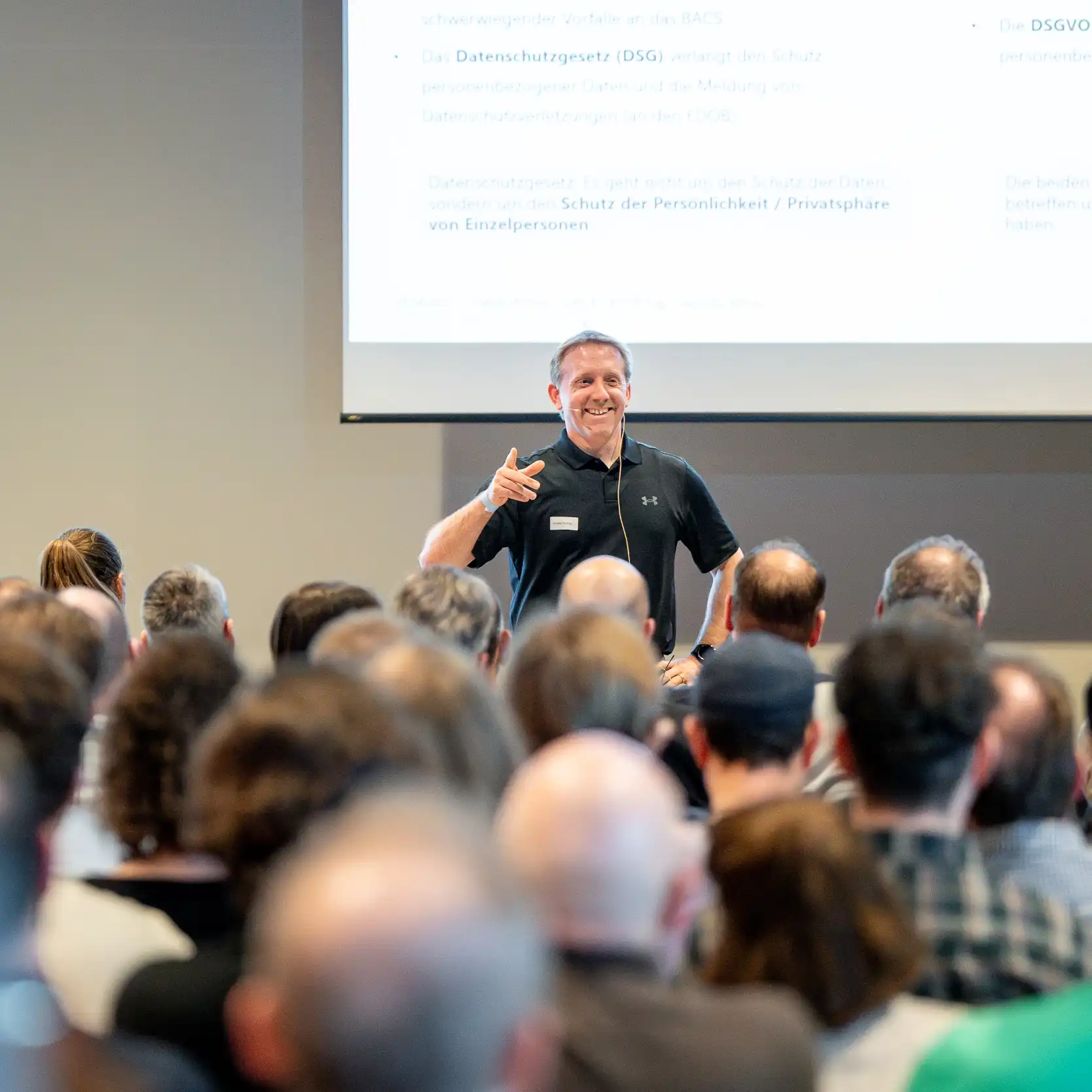 Andreas Ressnig spricht vor vielen Menschen